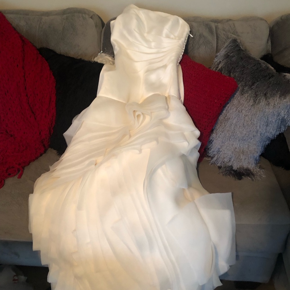 Pre-owned Vera wang beautiful wedding dress size 10